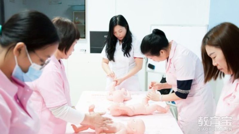 住家育儿嫂与普通保姆：育儿路上的专业护航