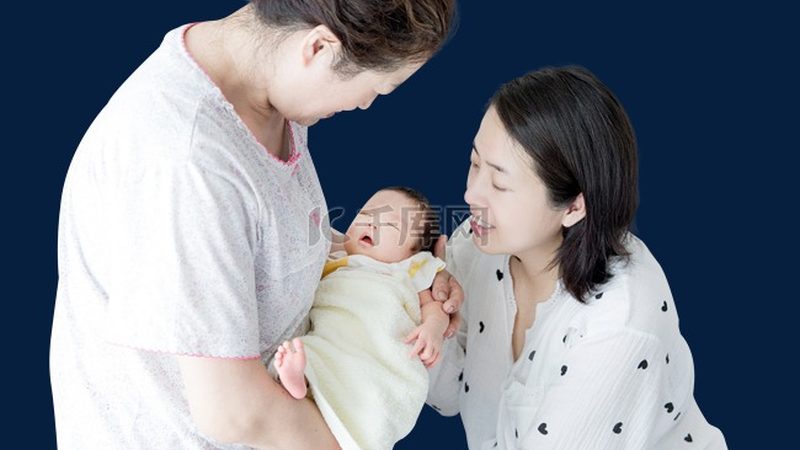 新生儿皮肤娇嫩，抵抗力较弱，因此在选择婴儿服时，应注意以下几点：